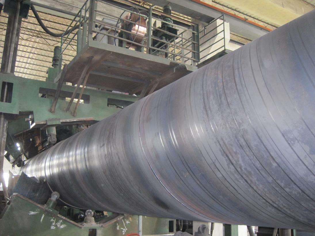 Vista de como se fabrican Tubería Helicoidal para proyectos de infraestructura de energía y comunicaciones